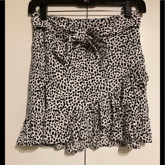 Express High Waisted Dot Ruffle Mini Skirt - Picture 4 of 7